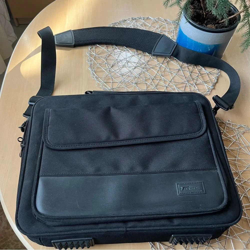 Targus black laptop bag - 12x16x2 - unisex